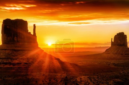 Téléchargez les photos : Vue du lever du soleil dans la vallée du Monument. États-Unis. - en image libre de droit