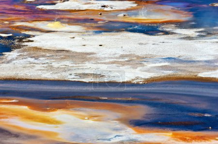 Abstrakter Hintergrund der Natur. Textur des Porzellanbeckens im Yellowstone Nationalpark, USA.