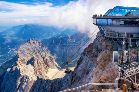 Téléchargez les photos : Zugspitze, Allemagne - 12 août 2022 : Le Seilbahn Zugspitze - tramway aérien jusqu'au sommet de Zugspitze en Bavière, Allemagne. - en image libre de droit