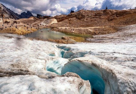 Téléchargez les photos : Zugspitze, Allemagne 12 août 2022 : Randonneurs sur le glacier de Zugspitze. Allemagne - en image libre de droit