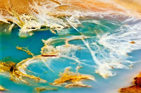 Abstrakter Hintergrund der Natur. Textur des Porzellanbeckens im Yellowstone Nationalpark, USA.
