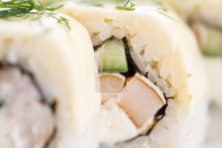 Téléchargez les photos : Sushi ensemble et la composition à fond blanc. Restaurant japonais, assiette ou plateau de sushi maki gunkan
. - en image libre de droit
