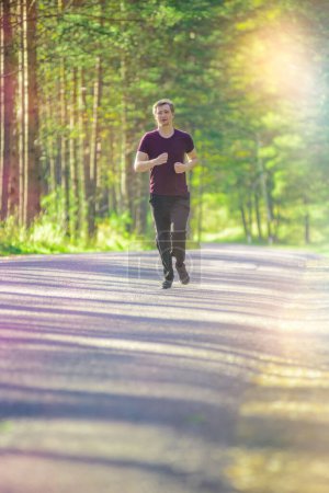 Téléchargez les photos : Courir homme jogging dans le parc de la ville à la belle journée d'été. Sport fitness modèle caucasien ethnicité entraînement de plein air. - en image libre de droit