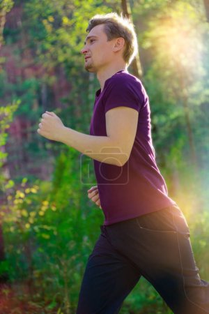 Téléchargez les photos : Courir homme jogging dans le parc de la ville à la belle journée d'été. Sport fitness modèle caucasien ethnicité entraînement de plein air. - en image libre de droit