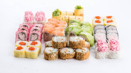 Foto de Set de sushi y composición en fondo blanco. Restaurante de comida japonesa, plato de rollo de sushi maki gunkan o set de platos
. - Imagen libre de derechos