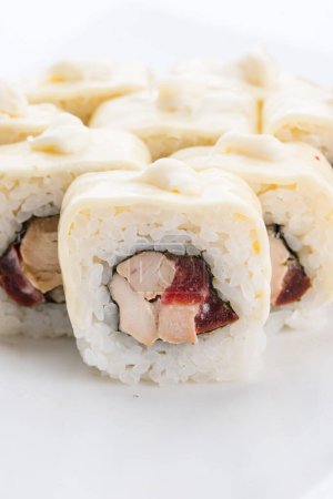Foto de Set de sushi y composición en fondo blanco. Restaurante de comida japonesa, plato de rollo de sushi maki gunkan o set de platos
. - Imagen libre de derechos