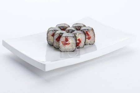 Set de sushi y composición en fondo blanco. Restaurante de comida japonesa, plato de rollo de sushi maki gunkan o set de platos
.