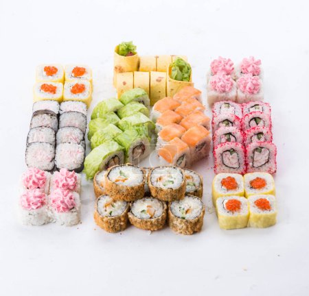 Téléchargez les photos : Sushi ensemble et la composition à fond blanc. Restaurant japonais, assiette ou plateau de sushi maki gunkan
. - en image libre de droit