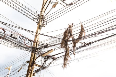 Foto de The high-voltage cables are tangled in a mess. - Imagen libre de derechos