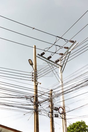 Foto de The high-voltage cables are tangled in a mess. - Imagen libre de derechos