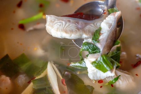 Foto de Bagres de cola roja asiáticos en sopa de tomio transparente (sopa de pescado tailandés) - Imagen libre de derechos