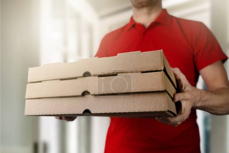 Foto de Entrega de pizza a domicilio. mensajero de alimentos entregar el pedido - Imagen libre de derechos