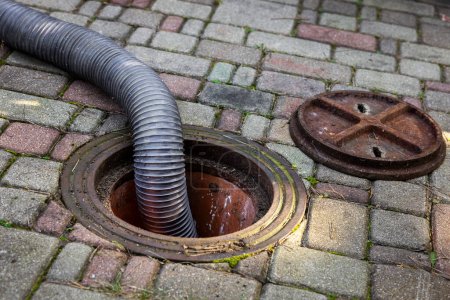 Foto de Pumping out household septic tank. drain and sewage cleaning service - Imagen libre de derechos