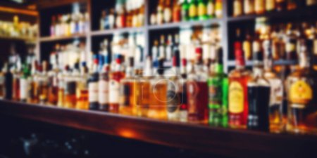 Foto de Botellas de alcohol borrosas en el mostrador de la barra y en los estantes en el fondo - Imagen libre de derechos