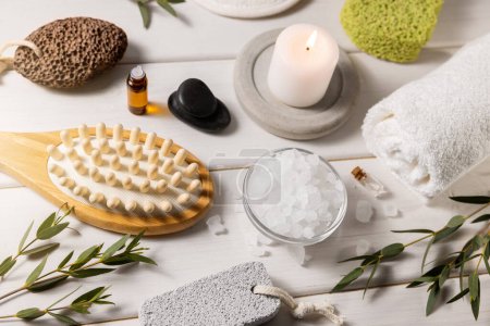 Foto de Tratamiento de belleza spa. grupo de artículos para el cuidado de la piel en mesa de madera blanca - Imagen libre de derechos