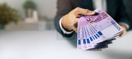 Foto de Mano con billetes de 500 euros. préstamo de dinero bancario, crédito al consumidor y préstamos rápidos. banner con espacio de copia - Imagen libre de derechos