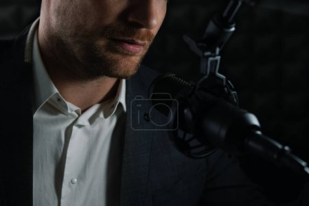 Foto de Podcast de negocios o grabación de entrevistas de radio. primer plano de hombre de negocios hablando en micrófono en estudio de radiodifusión - Imagen libre de derechos