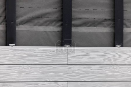 textura de madera revestimiento compuesto instalación en la fachada de la casa. paneles de revestimiento de pared exterior WPC