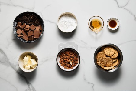 Portugiesische Schokolade Salami Zutaten auf weißem Marmor Hintergrund. Hochwertiges Foto