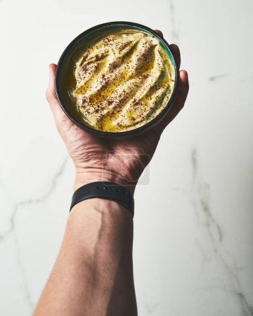 Mutabal - Nahöstlicher Dip aus gerösteten Auberginen mit Tahini, Knoblauch und Zitronensaft. Es ist cremig, rauchig und würzig. Hochwertiges Foto