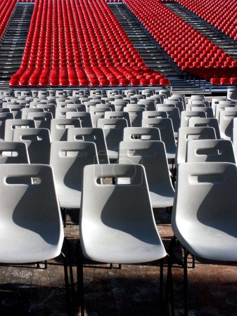 Téléchargez les photos : Chaises en plastique alignées dans un stade - en image libre de droit