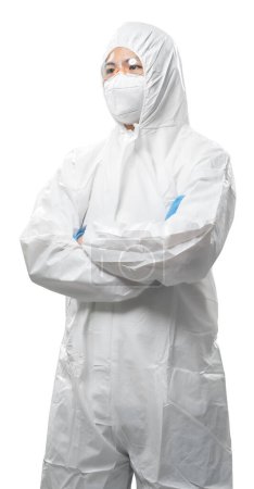 Téléchargez les photos : Worker wears medical protective suit or white coverall suit with mask and goggles fold arms isolated on white background - en image libre de droit