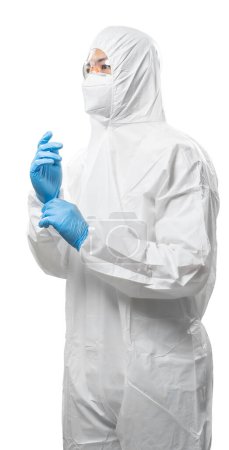 Téléchargez les photos : Le travailleur porte une combinaison de protection médicale ou une combinaison de combinaison blanche avec masque et lunettes isolées sur fond blanc - en image libre de droit