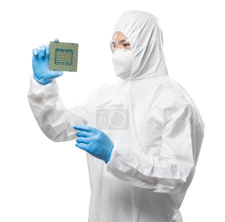 Foto de Trabajador o ingeniero usa traje de protección médica o traje de mono blanco con chipset aislado - Imagen libre de derechos
