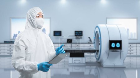 Foto de El médico usa traje médico protector o traje blanco con cerebro de rayos X y máquina de escaneo de resonancia magnética - Imagen libre de derechos