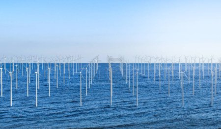 Foto de Concepto de energía renovable con 3d renderizado parque eólico en el océano contra el cielo azul - Imagen libre de derechos