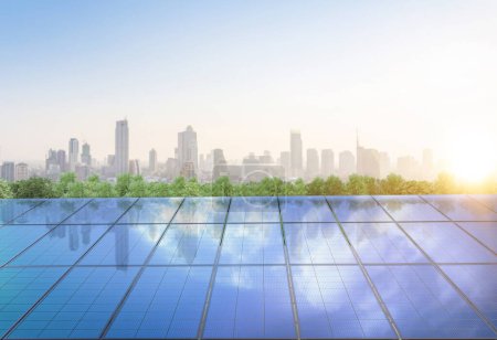 Foto de 3d representación de la cantidad de paneles solares en el campo verde o granja solar contra el cielo azul y el paisaje urbano fondo - Imagen libre de derechos
