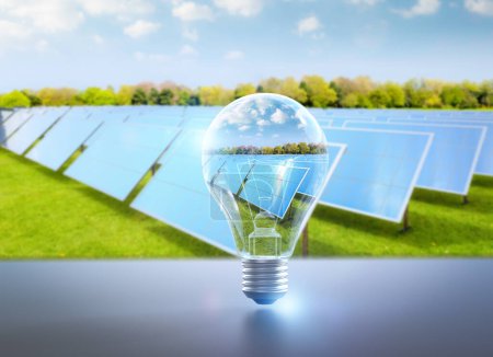 Téléchargez les photos : Développement d'énergies renouvelables et durables avec panneau solaire de rendu 3d dans l'ampoule d'idée - en image libre de droit