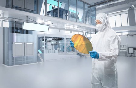 Foto de Trabajador o ingeniero usa traje protector o mono con oblea de silicio para la fabricación de semiconductores - Imagen libre de derechos