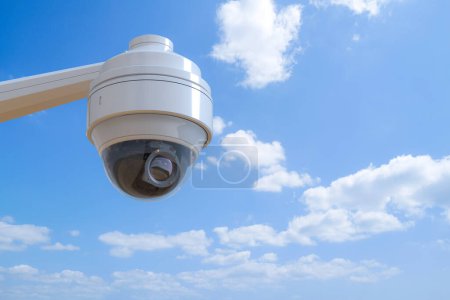 Téléchargez les photos : Caméra de sécurité de rendu 3d ou caméra cctv avec fond bleu ciel - en image libre de droit