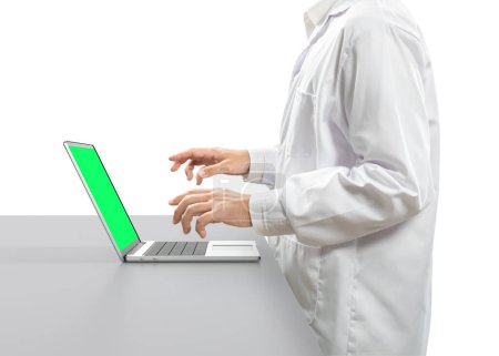 Téléchargez les photos : Le docteur porte le travail blanc de blouse de laboratoire avec l'isolat d'ordinateur portable sur le fond blanc - en image libre de droit