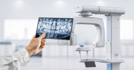 Téléchargez les photos : La salle d'hôpital de rendu 3d avec le dentiste analysent le film numérique de rayons X de la machine de scanner - en image libre de droit