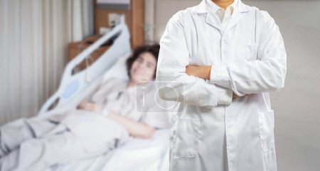 Foto de El médico usa bata de laboratorio blanca visita al paciente en la habitación del hospital - Imagen libre de derechos