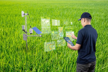 Foto de Tecnología agrícola con trabajo de agricultor o ingeniero con estación meteorológica - Imagen libre de derechos