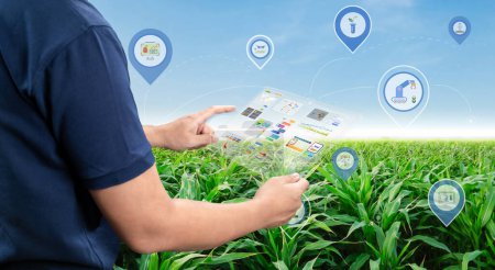 Foto de Concepto de tecnología agrícola con ingeniero agrícola o agricultor que trabaja con tableta en granja - Imagen libre de derechos