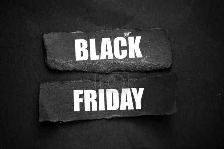 Black Friday Worte auf einem Blatt Papier geschrieben. Zeit für Aktionen und Verkäufe in den Geschäften.