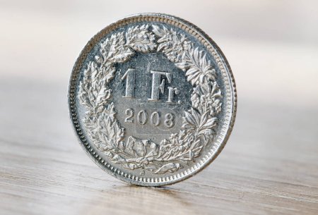 Téléchargez les photos : Un franc suisse sur fond clair. - en image libre de droit