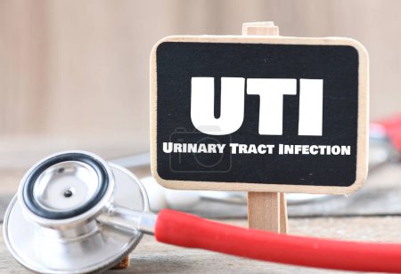 Foto de UTI Infección del tracto urinario palabra en una pizarra pequeña. - Imagen libre de derechos