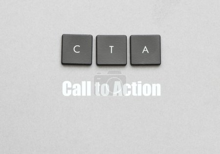 Palabras de CTA (Llamado a la Acción) en teclas y hoja de papel gris.