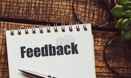 Téléchargez les photos : Le mot feedback dans un carnet de bureau. - en image libre de droit
