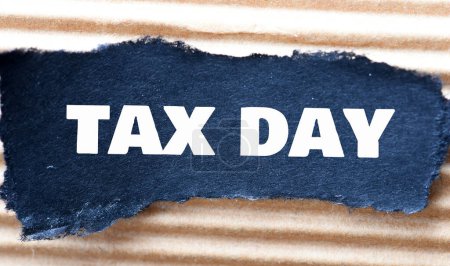 Téléchargez les photos : Jour de l'impôt texte sur carte, concept background - en image libre de droit