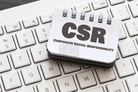 Téléchargez les photos : Mots de responsabilité sociale des entreprises (RSE) dans un carnet de notes de bureau. vue d'en haut. - en image libre de droit