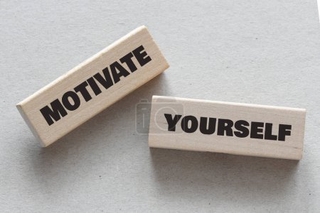 Motivieren Sie sich selbst. Konzepte motivieren sich auf Holzklötzen.