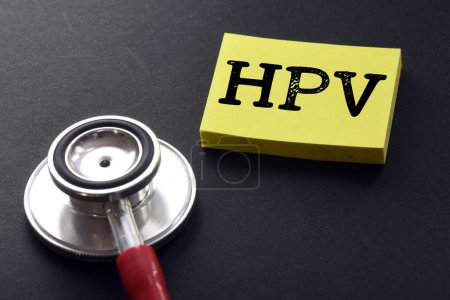 Téléchargez les photos : VPH Texte du papillomavirus humain sur un autocollant jaune - en image libre de droit