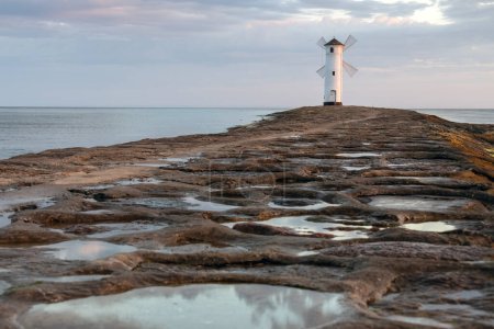 Téléchargez les photos : Image panoramique d'un vieux phare à Swinoujscie, un port en Pologne sur la mer Baltique. - en image libre de droit