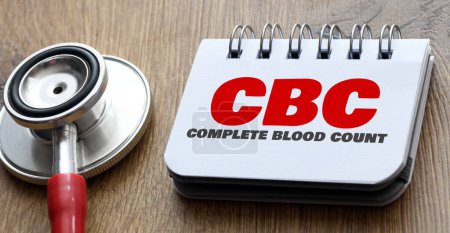 CBC - palabras completas de recuento sanguíneo en un cuaderno de oficina junto a un estetoscopio.